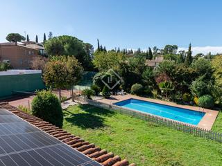 Xalet a Bellaterra. Casa de 7 dormitorios, piscina y pista de tenis en venta en bell