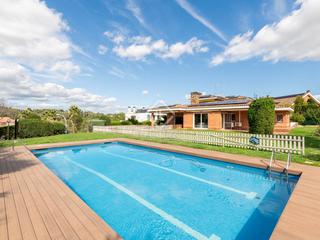 Xalet a Bellaterra. Casa de 7 dormitorios, piscina y pista de tenis en venta en bell