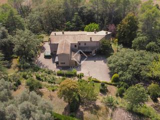 Xalet a Porqueres. Amplia casa familiar de 5 dormitorios, con jardín espacioso, pis