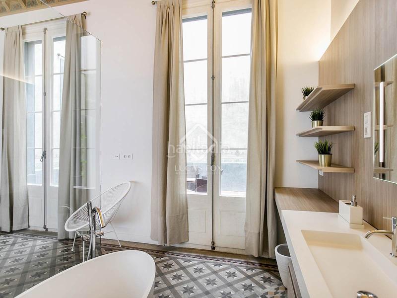 Foto b4678a3e-53b1-41b6-865c-1baebba5851e. Piso precioso piso reformado de 3 habitaciones con terraza privada en venta en prestigioso edificio del barrio gótico . en Barcelona