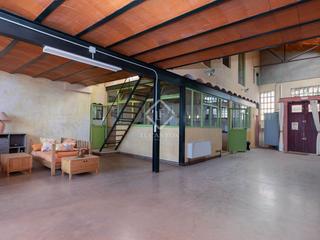 Masia a Capmany. Casa adosada única con jardín y un loft adicional de planta abie
