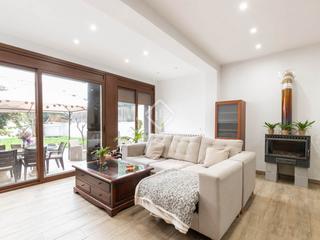 Xalet a Centre. Casa en excelentes condiciones de 6 dormitorios en venta en el c