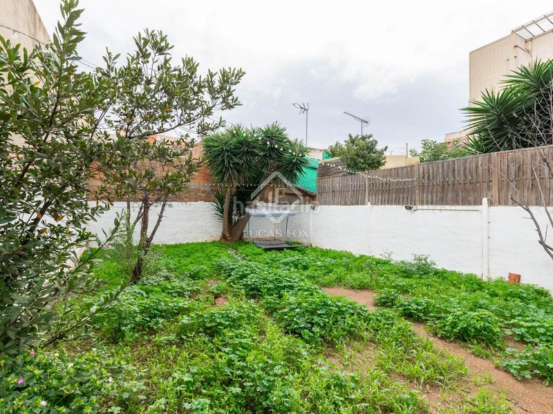 Foto 48eb30d0-092c-4100-90c9-51e6b9ec6251. Chalet casa en excelentes condiciones de 6 dormitorios en venta en el casco antiguo . en Viladecans