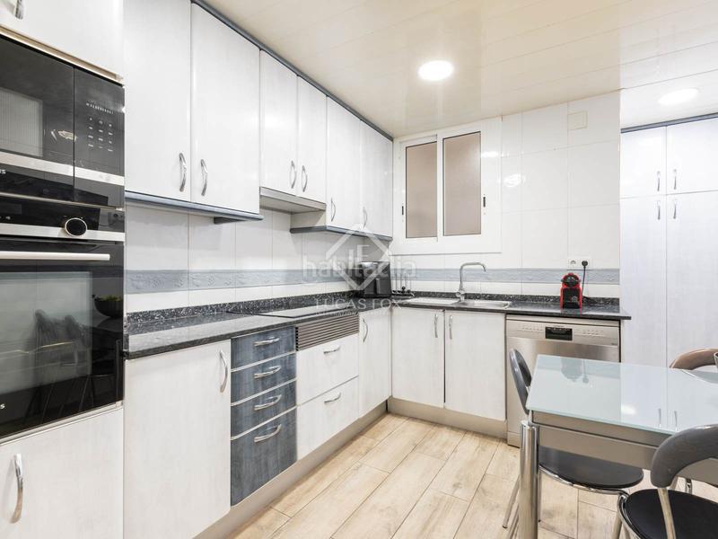 Foto d066fdff-44e6-48b3-8f8c-9ed85b5d59ec. Chalet casa en excelentes condiciones de 6 dormitorios en venta en el casco antiguo . en Viladecans