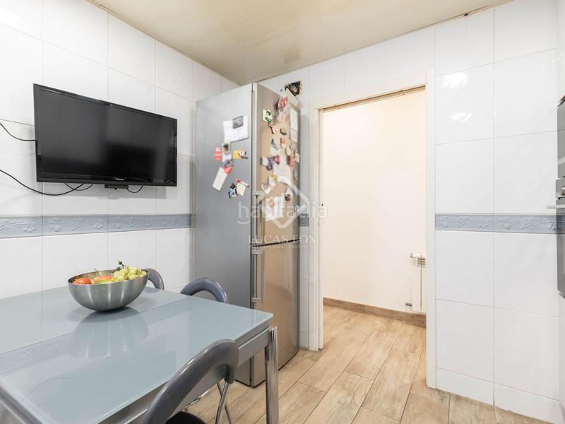 Foto d419e871-8dd2-4520-bcb6-5b182d77f70e. Chalet casa en excelentes condiciones de 6 dormitorios en venta en el casco antiguo . en Viladecans