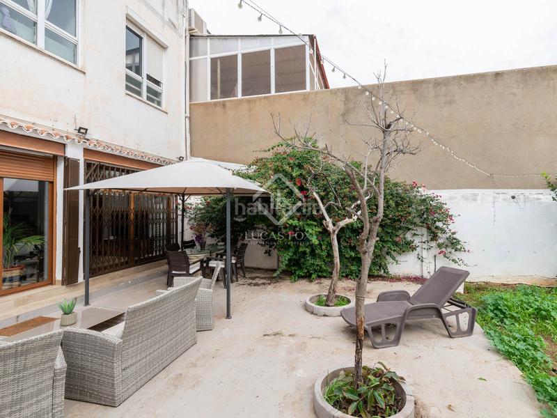 Foto ea7b8776-e887-403d-80dc-f191ca431f62. Chalet casa en excelentes condiciones de 6 dormitorios en venta en el casco antiguo . en Viladecans