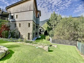 Xalet a Els Cortals. Casa  villa en excelentes condiciones de 6 dormitorios en venta