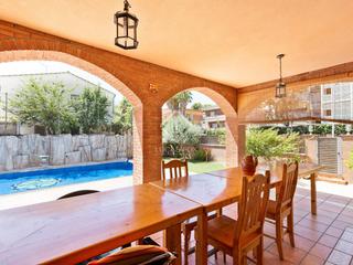 Xalet a Montmar. Villa en excelentes condiciones en venta en montmar, castelldefe