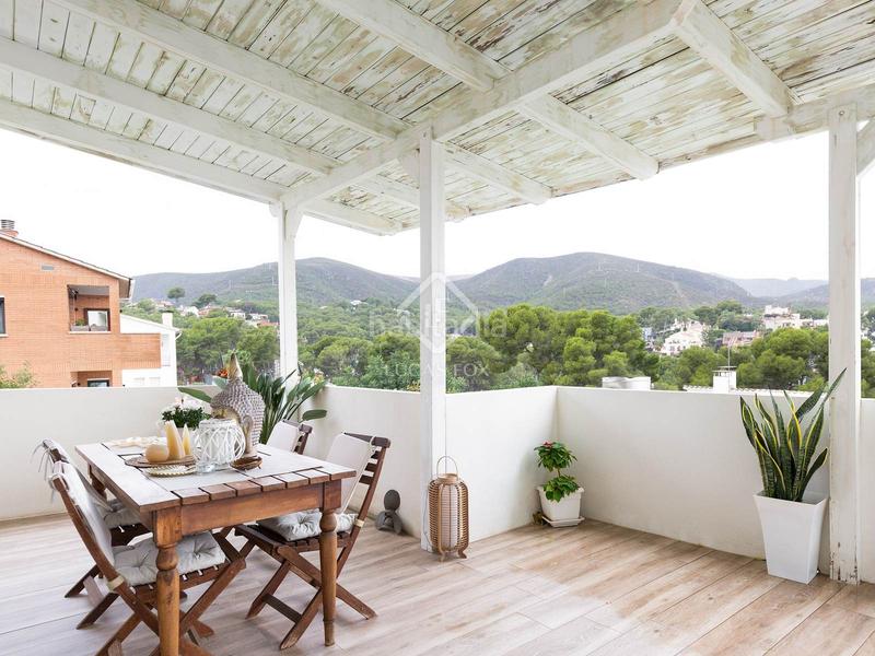 Foto 0734d352-daf6-4378-afdd-23a1e390075e. Chalet espectacular casa en excelentes condiciones, con piscina independiente, en venta en montemar. en Castelldefels