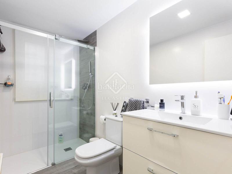 Foto 5c98f44f-5ddd-4344-8424-2c5b77edcef8. Chalet espectacular casa en excelentes condiciones, con piscina independiente, en venta en montemar. en Castelldefels
