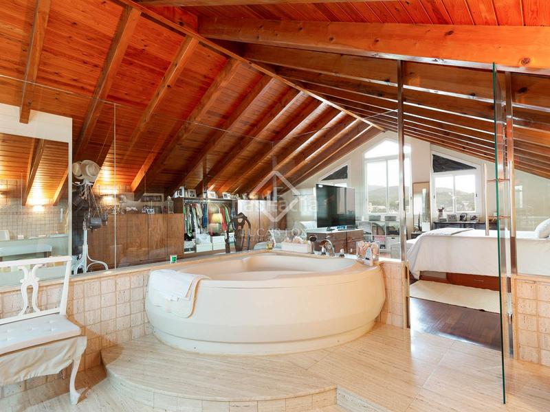 Foto 7fb0d77f-f824-45b5-a164-b0281dbeffd2. Chalet espectacular casa en excelentes condiciones, con piscina independiente, en venta en montemar. en Castelldefels