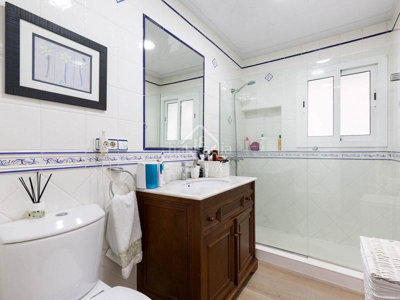 Foto bcb3cf56-84e2-4a0c-860f-38c8771ff8a4. Chalet espectacular casa en excelentes condiciones, con piscina independiente, en venta en montemar. en Castelldefels