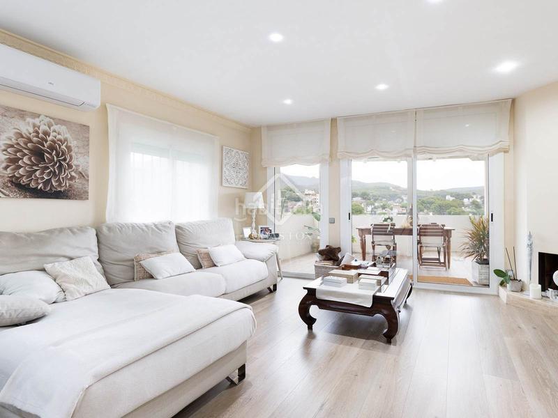 Foto c4bcded4-c781-40f0-8975-bc7039a650dc. Chalet espectacular casa en excelentes condiciones, con piscina independiente, en venta en montemar. en Castelldefels