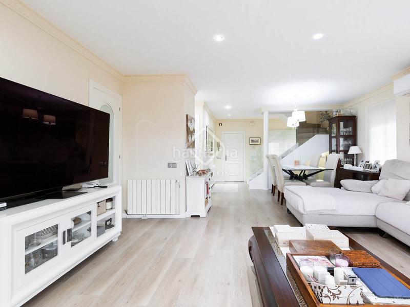 Foto d1895c14-d7ec-4be9-ae4f-3a9e9925e157. Chalet espectacular casa en excelentes condiciones, con piscina independiente, en venta en montemar. en Castelldefels