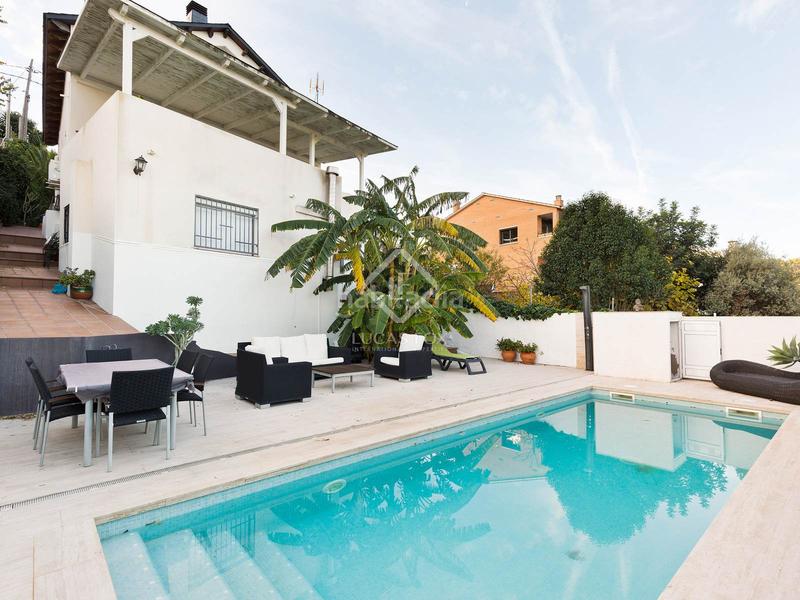 Foto e2d37837-a09d-44a5-9bf9-fb994bbf17e4. Chalet espectacular casa en excelentes condiciones, con piscina independiente, en venta en montemar. en Castelldefels