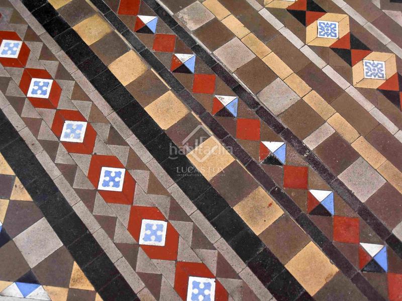 Foto 282f5674-bcba-40fb-bfba-f8dfd55aabc9. Piso espectacular propiedad con características únicas de época, techos altos, una terraza de 60m y licencia turística en gràcia, barce en Barcelona