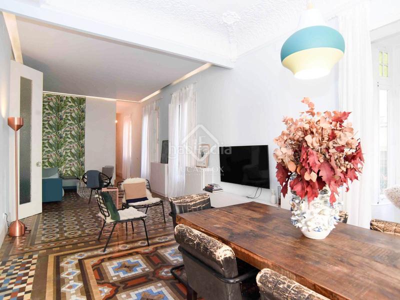 Foto 6774d00a-c8ae-4239-9166-a14352dce550. Piso espectacular propiedad con características únicas de época, techos altos, una terraza de 60m y licencia turística en gràcia, barce en Barcelona