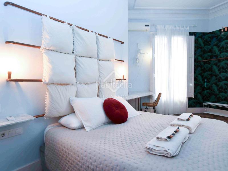 Foto 8e6391f6-f96d-4c35-bb27-510fb59f9b01. Piso espectacular propiedad con características únicas de época, techos altos, una terraza de 60m y licencia turística en gràcia, barce en Barcelona