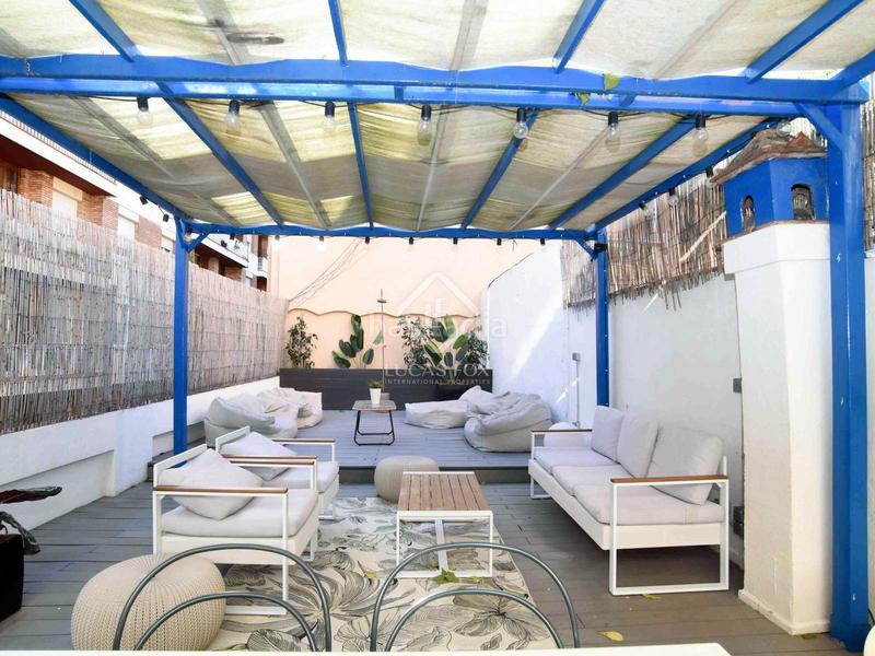 Foto 925aae0f-d92f-4750-9ae0-eb0ebeed6036. Piso espectacular propiedad con características únicas de época, techos altos, una terraza de 60m y licencia turística en gràcia, barce en Barcelona