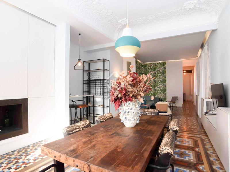 Foto a41480e0-4426-443f-bf1f-902c55538a2b. Piso espectacular propiedad con características únicas de época, techos altos, una terraza de 60m y licencia turística en gràcia, barce en Barcelona