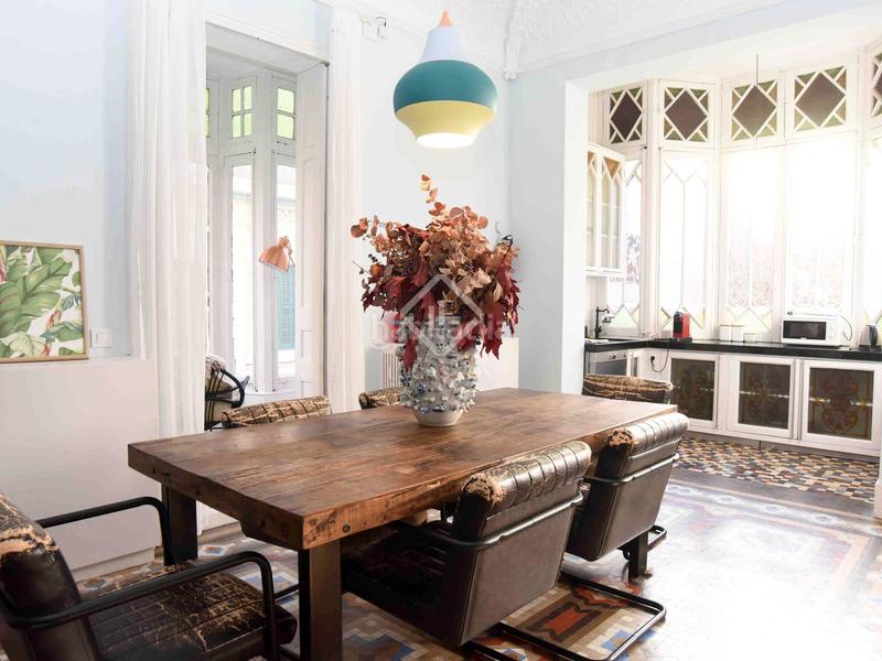 Foto ad226e49-4112-44f4-94d3-f3021629a070. Piso espectacular propiedad con características únicas de época, techos altos, una terraza de 60m y licencia turística en gràcia, barce en Barcelona