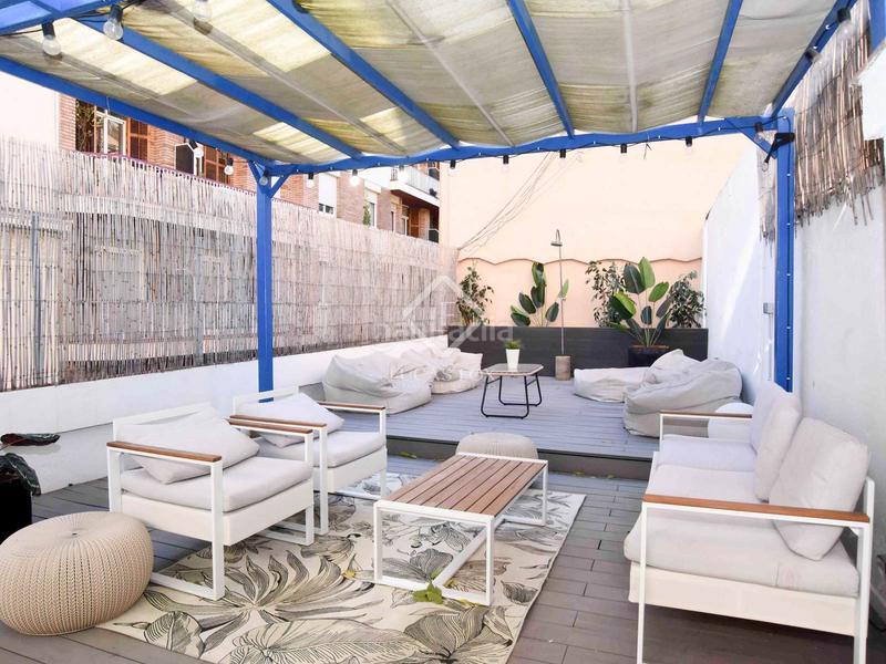 Foto c0827f89-f8af-473f-ad6e-b504e7510ab5. Piso espectacular propiedad con características únicas de época, techos altos, una terraza de 60m y licencia turística en gràcia, barce en Barcelona