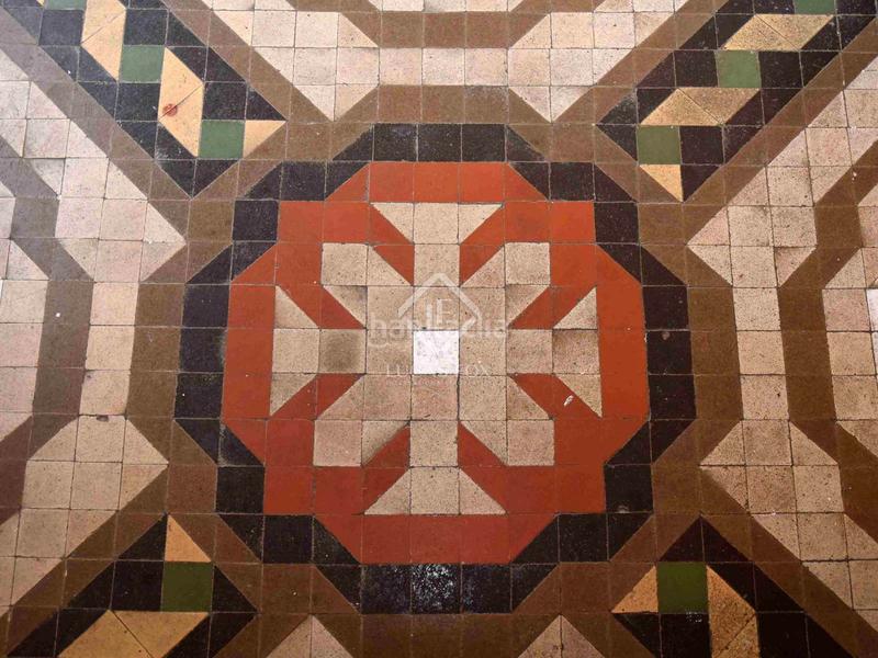 Foto c6398767-dbb1-49bb-a5de-1a7a1ea942c0. Piso espectacular propiedad con características únicas de época, techos altos, una terraza de 60m y licencia turística en gràcia, barce en Barcelona