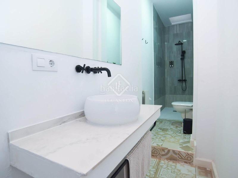 Foto d4025a6c-d102-4b60-a336-c5fdde72f788. Piso espectacular propiedad con características únicas de época, techos altos, una terraza de 60m y licencia turística en gràcia, barce en Barcelona