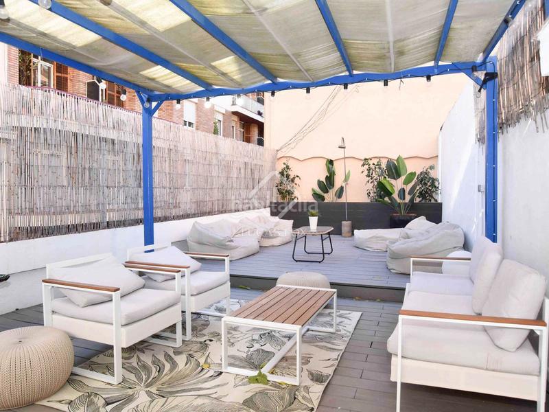 Foto ec983eee-7045-4d5b-8338-355926126ef2. Piso espectacular propiedad con características únicas de época, techos altos, una terraza de 60m y licencia turística en gràcia, barce en Barcelona