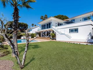 Chalet à Alella. Villa de 6 dormitorios en venta en can teixidó, alella