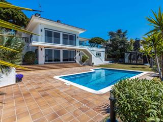 Chalet in Alella. Villa de 6 dormitorios en venta en can teixidó, alella