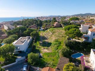 Landgut in Califòrnia-Santa Madrona. Parcela en excelentes condiciones en venta en el masnou, barcelo