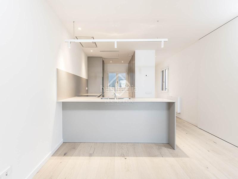 Foto ed5d2557-90d4-418a-a8fd-0b23be6dfc00. Ático  de obra nueva de 2 dormitorios con 26m terraza en venta en eixample derecho en Barcelona
