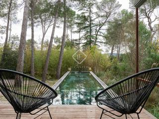 Chalet en Begues. Villa de arquitecto con licencia turística en excelentes condici
