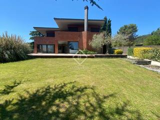 Chalet en Begues. Casa en excelentes condiciones de 5 dormitorios con terraza de 6