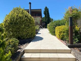 Xalet a Begues. Casa en excelentes condiciones de 5 dormitorios con terraza de 6