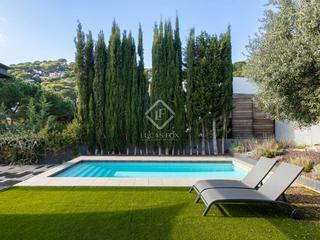 Chalet à Premià de Dalt. Casa  villa en excelentes condiciones de 4 dormitorios en venta