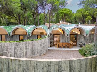 Xalet a Empúries. Casa de diseño de una sola planta con 3 dormitorios, a solo 250