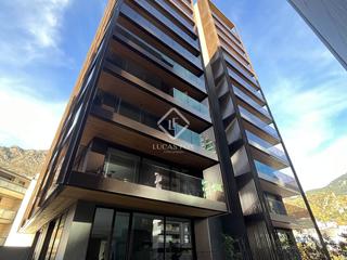 Appartamento in Ciudad Universitaria. Piso en excelentes condiciones con tres dormitorios y 33m de ter