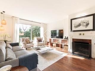 Xalet a Colomer. Casa adosada esquinera con jardín a tres vientos en venta en par