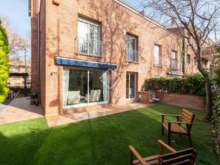 Chalet en Colomer. Casa adosada esquinera con jardn a tres vientos en venta en par