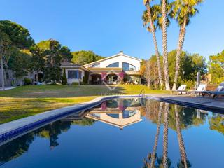 Xalet a Teià. Impresionante villa de 6 dormitorios y con vistas al mar en vent