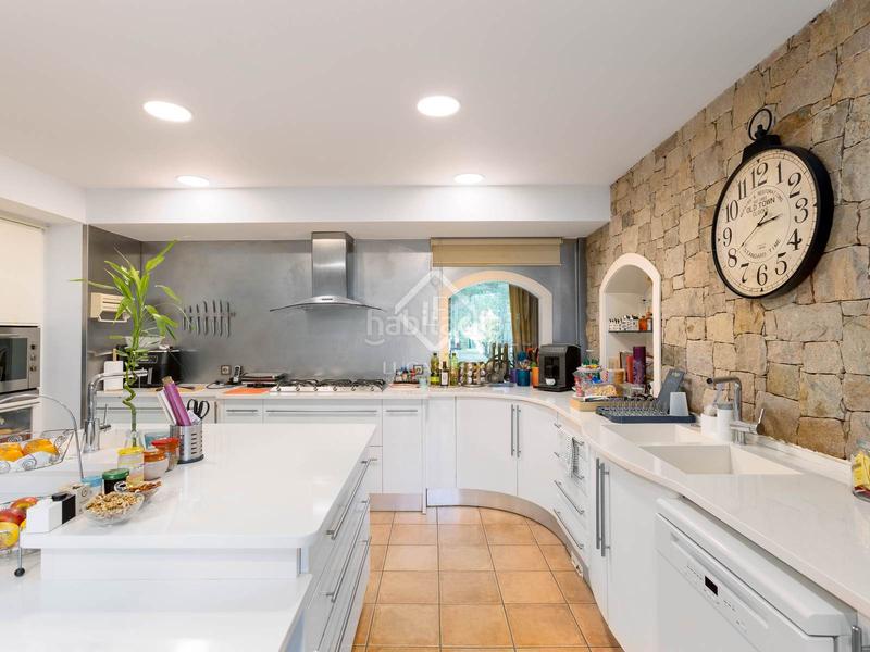 Foto a02d6f6f-7632-46e2-b9cb-61ea4924d90c. Chalet impresionante villa de 6 dormitorios y con vistas al mar en venta , barcelona en Teià