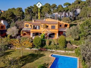 Chalet in Llafranc. Casa pareada con jardín en venta en la exclusiva urbanización la