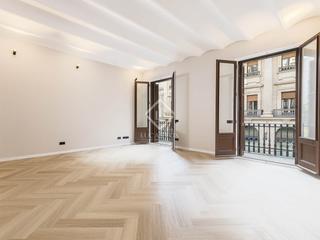 Etagenwohnung in St. Pere - Sta. Caterina - El Born. En venta piso de tres dormitorios en excelentes condiciones en e