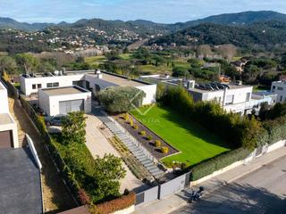 Xalet a Vallromanes. Exclusiva casa de una planta con piscina y vistas en venta en el