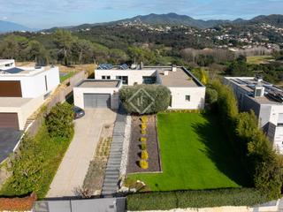 Xalet a Vallromanes. Exclusiva casa de una planta con piscina y vistas en venta en el