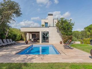 Xalet a Calella de Palafrugell. Fantástica villa moderna con jardín y piscina en venta en calell