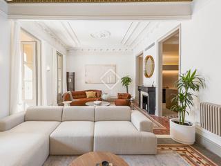 Piso en Dreta de l´Eixample. En venta piso en excelentes condiciones con tres dormitorios y t