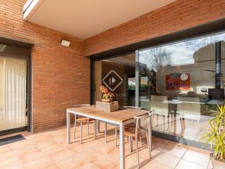 Xalet a Mira-sol. Casa independiente con 6 dormitorios en venta en mirasol, barcel